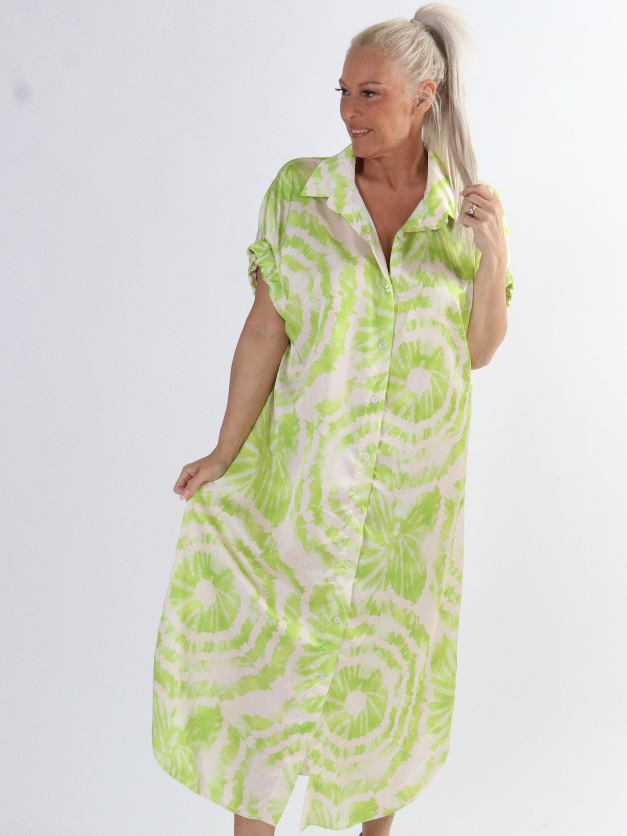 Erin - Skjortekjole i plus size med knapper og batikmønster